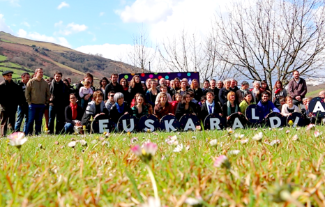 Euskaraz bizi Hiriburun