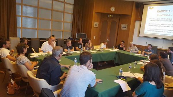 Elkarrizketak aitzinatzen dira hizkuntza politikaren inguruan