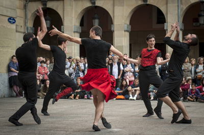 GELAJAUZIAK: begirada garaikidea, dantza tradizionalari begira