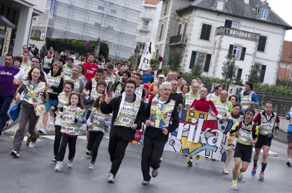 Biarriztar guziak, herriko etxeko km ofizialerat