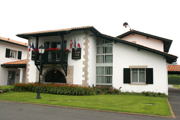 Euskararen erabilera Herriko Etxean sustatzeko 3 hobekuntza kontratu izenpetu ditu EEP-k